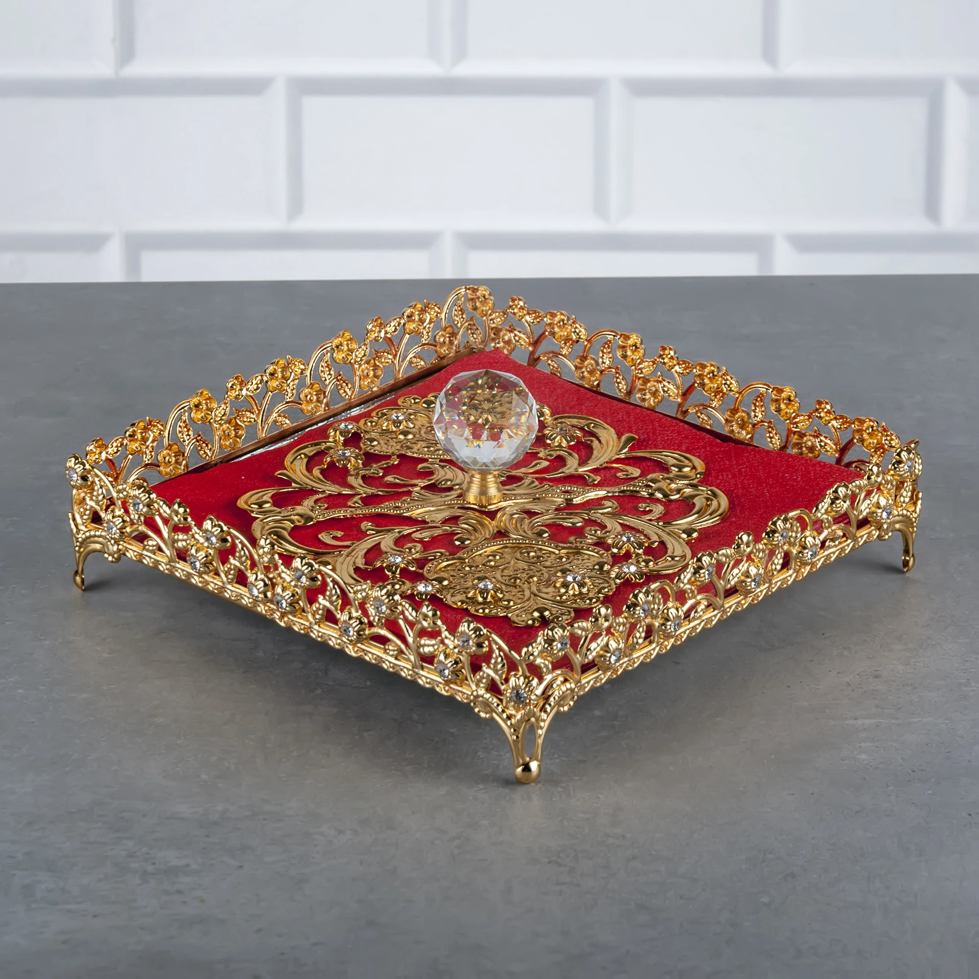 ZEYVE ELMAS TAŞLI KARE PEÇETELİK 18x18cm.